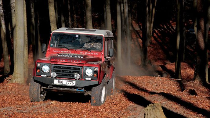 KLASIKA DO TERÉNU Land Rover Defender miluje práci, při ní se cítí on i jeho řidič lépe než na silnici