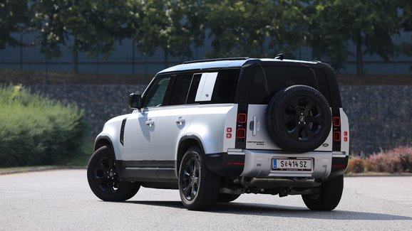 Land Rover Defender dostane prodlouženou verzi. Nabídne tři řady sedadel pro osm lidí