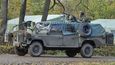 Lehká útočná vozidla vojsko dlouhodobě požaduje jako náhradu za dnes už zastaralé vozy Land Rover Defender 130 Kajman (na snímku)