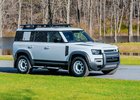 Výroční Land Rover Defender má plechová kola a stojí téměř 2 miliony