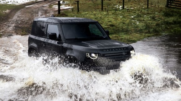 Land Rover Defender s osmiválcem už má ceny. 525 koní se pod tři miliony nevejde