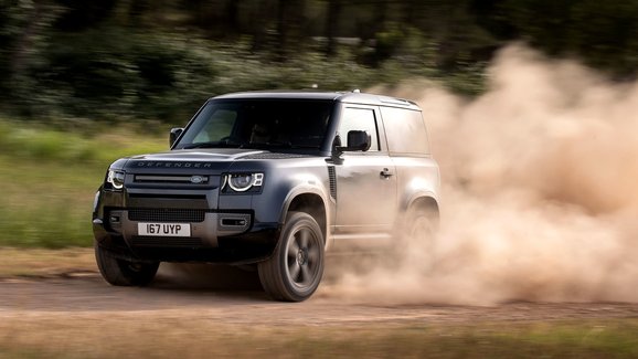 Land Rover prý staví ještě výkonnější Defender, má mít přes 600 koní