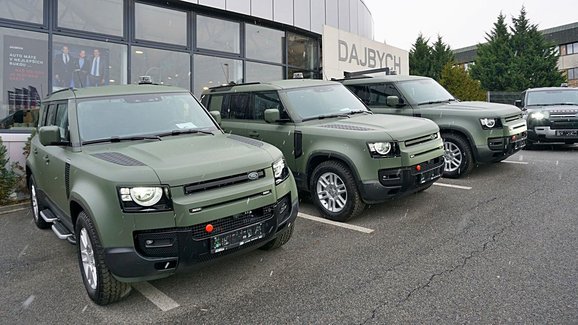 Policie ČR si převzala první upravené vozy Land Rover Defender
