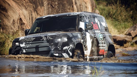 Nový Land Rover Defender prošel extrémním testováním, v Keni pomáhal správcům přírodní rezervace