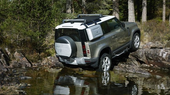 Nový Land Rover Defender prozrazuje české ceny. Základ se vejde do 1,5 milionu, má to ale háček