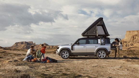 Nový Land Rover Defender už se umí proměnit i v odolný domov na cestách
