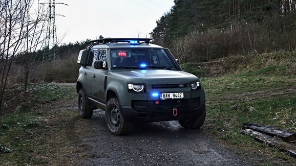 Policie získá nové upravené vozy Land Rover Defender, dodá je Dajbych