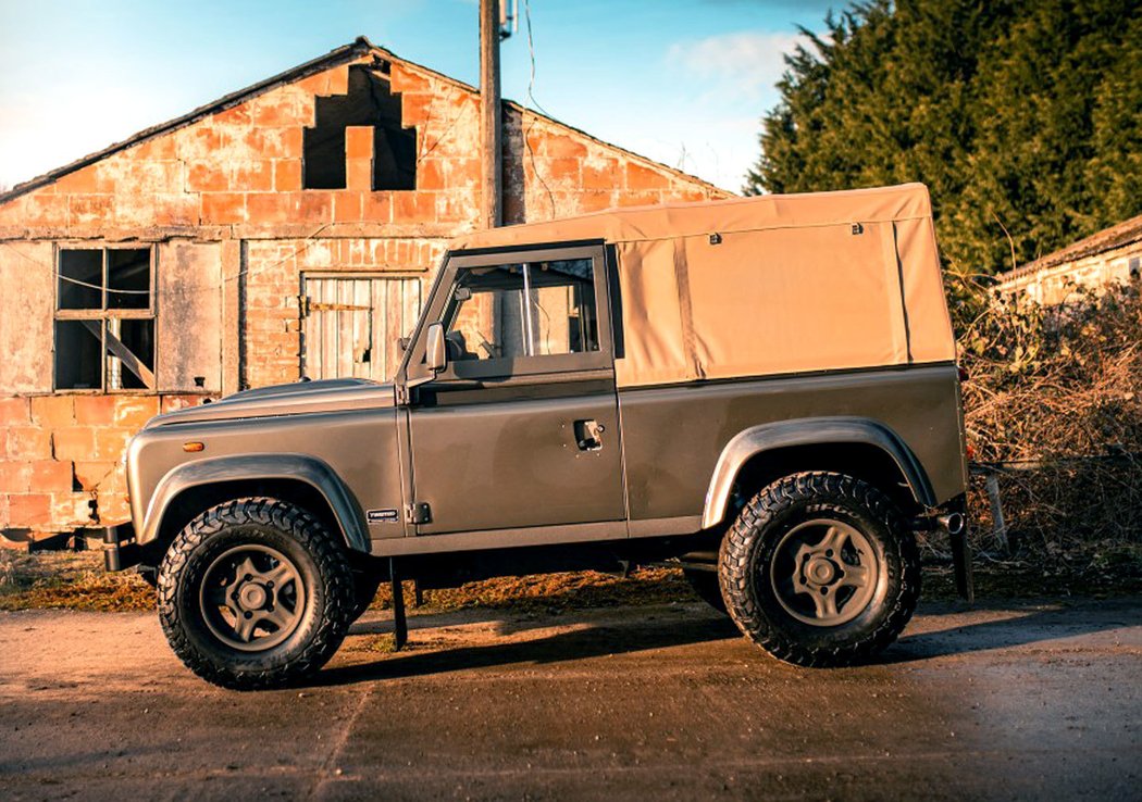 Land Rover Defender 