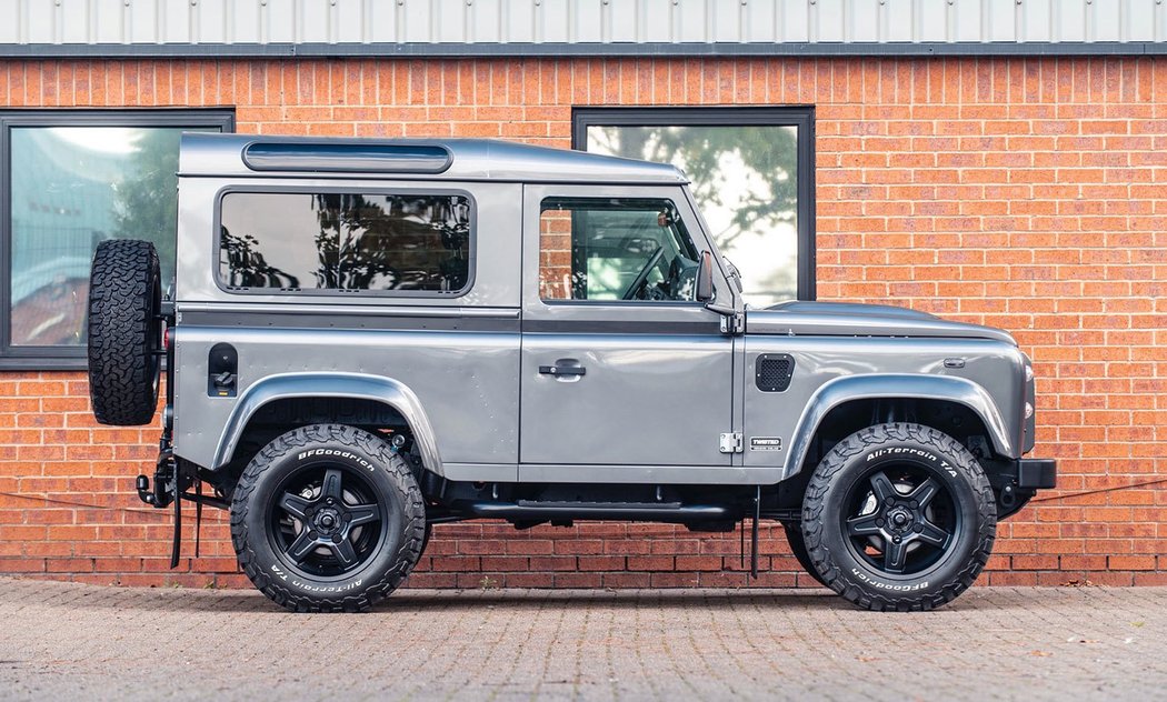 Land Rover Defender 