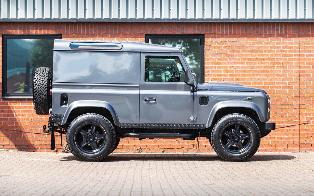 Land Rover Defender 