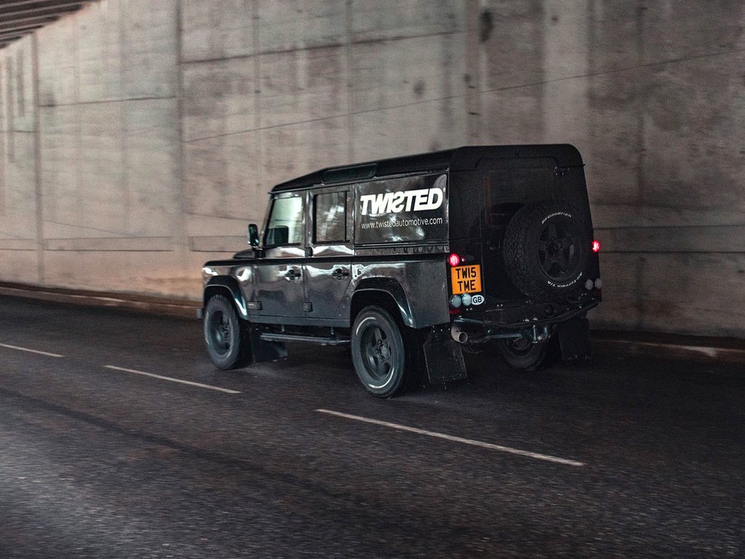 Land Rover Defender 