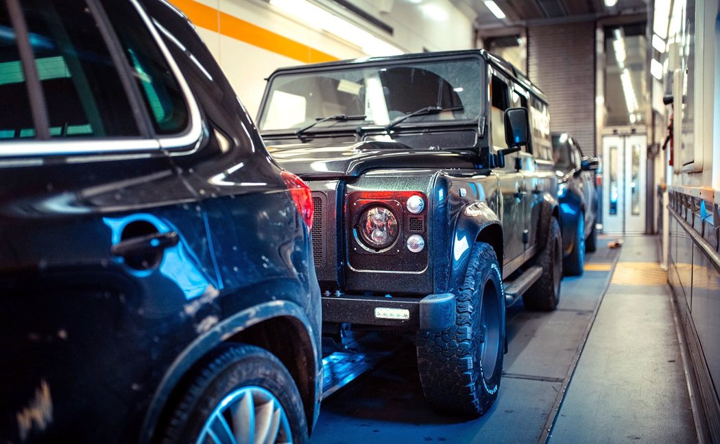 Land Rover Defender 