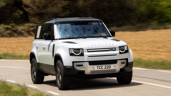 První jízda s Land Rover Defender PHEV: Tiše do města i těžkého terénu