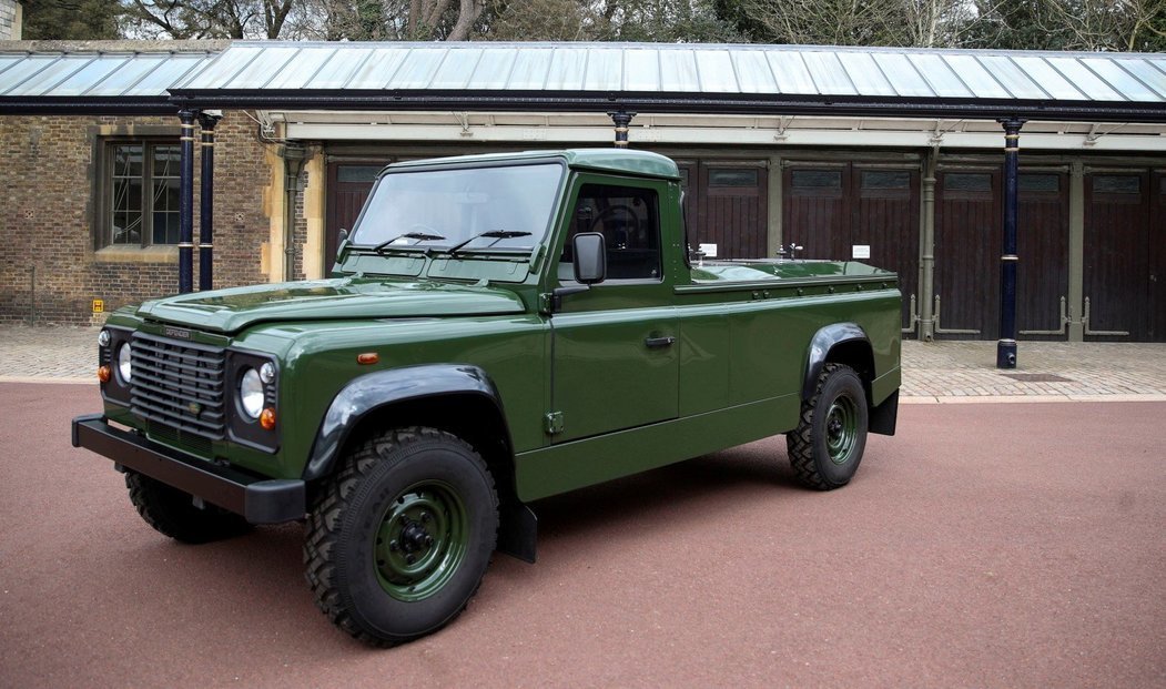 Tento automobil, klasický Land Rover Defender, poveze rakev s tělem prince Philipa.