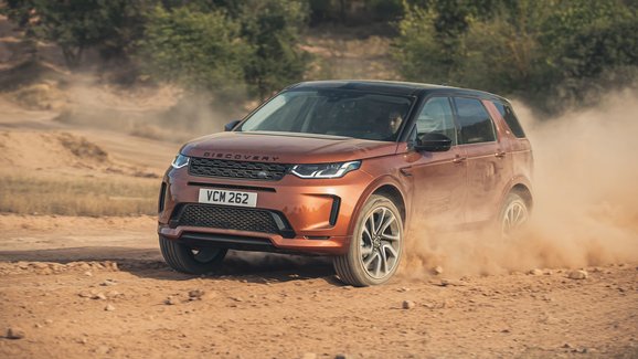 Za volantem nového Land Roveru Discovery Sport. Skoro nová generace není jen o průhledné kapotě