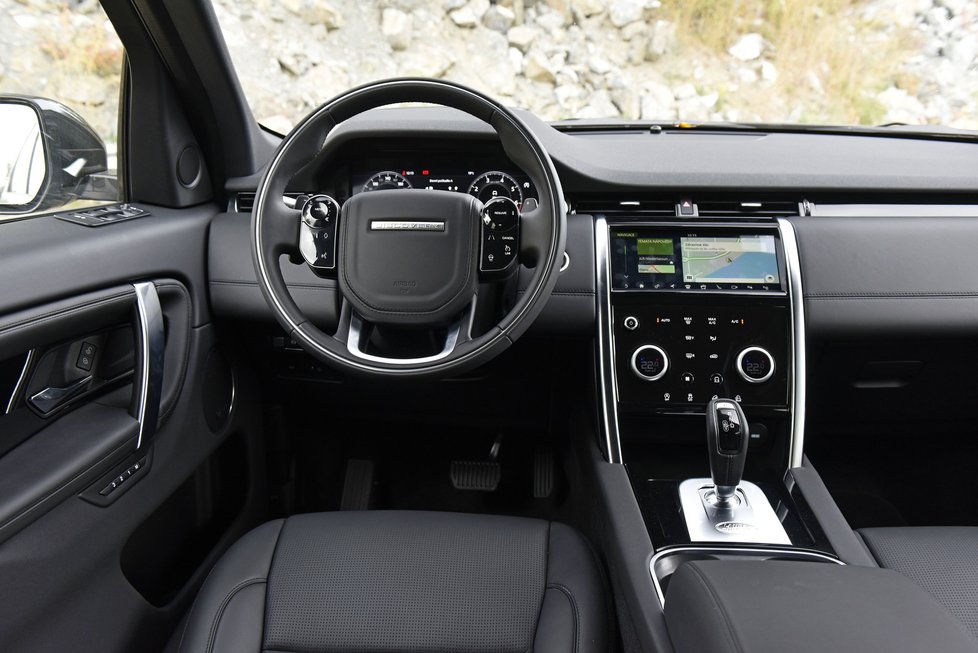 Palubní deska nového Discovery Sport jasně ukazuje příslušnost k rodině Land Rover a tvary navazuje na předešlé provedení. Až na pár výjimek ale z interiéru zcela zmizela tlačítka jako u jiných modelů britského výrobce. Jedinečný je dotykový středový panel, kde se ovladač teploty může proměnit ve volič jízdního módu. Samozřejmostí je digitální přístrojový štít s možností několika zobrazení. 