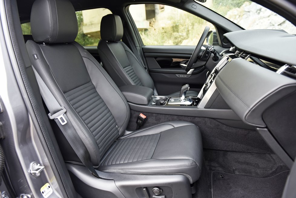 Pohodlná přední sedadla si posádku hýčkají. Discovery nabízí stejný luxus jako Range Rover Evoque, který je však uvnitř menší. 