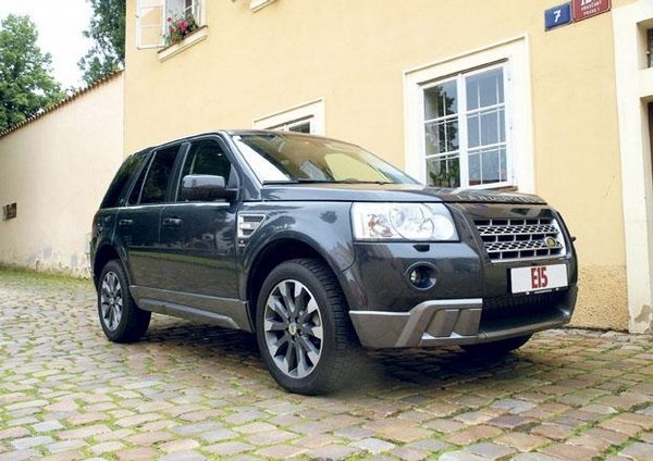 Charouzovy autosalony prodávaly mimo jiné vozy Land Rover.