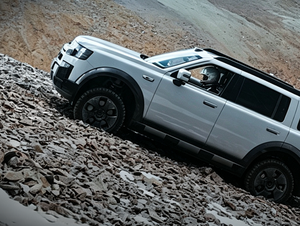 Freelander 8 zdolal 6 kilometrů nad mořem. V terénu mu pomohl převod zadního elektromotoru
