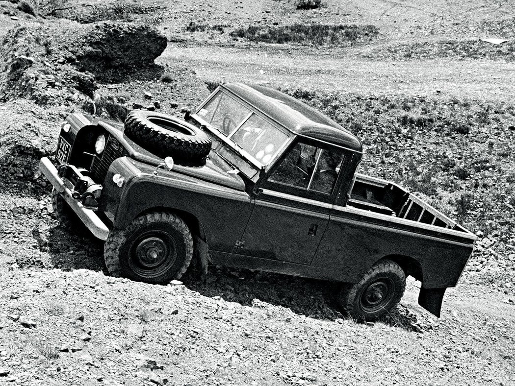 Původní Land Rover existoval také jako pick-up. Na snímku Series II.