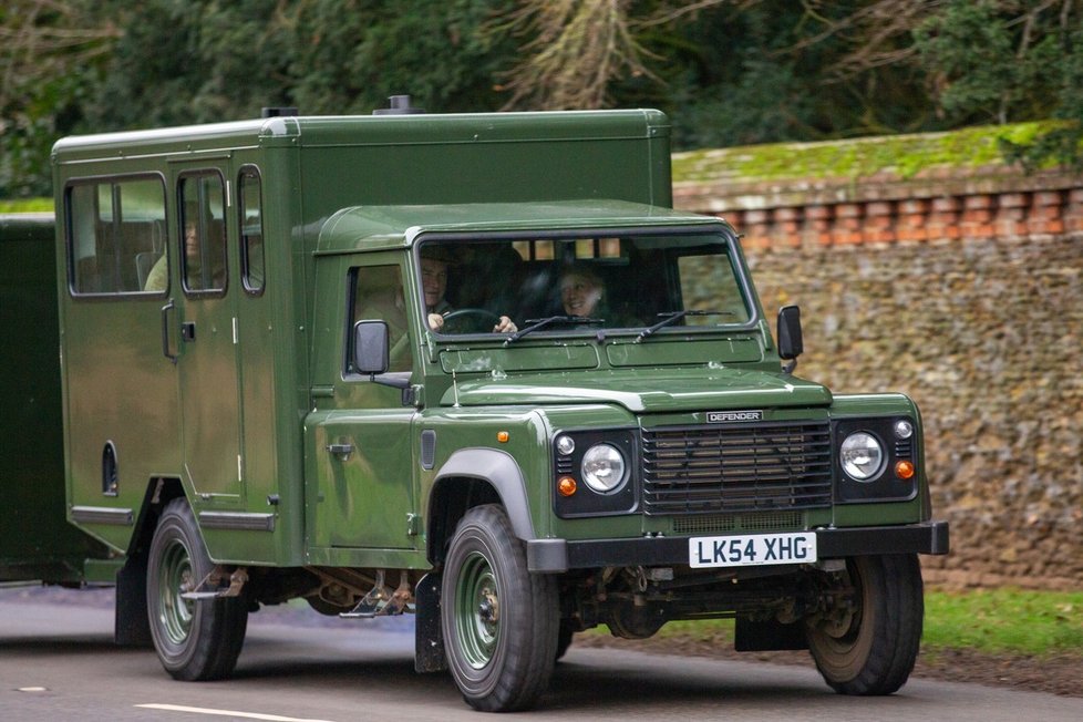 Land Rover převeze rakev s princem Philipem ke kapli svatého Jiří.