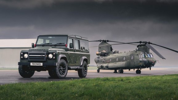 Land Rover Q4 Defender je unikátní restomod, který vznikl jako pocta legendárnímu vrtulníku