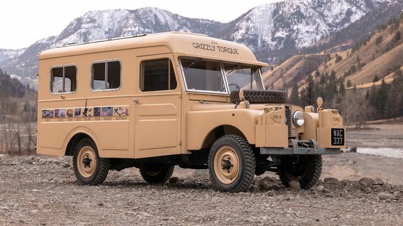 Tento Land Rover absolvoval v 50. letech letech cestu kolem světa. Teď může být váš