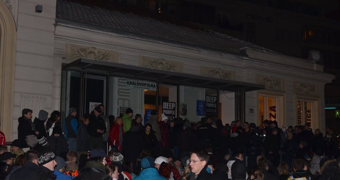 Na schodech před brněnským kulturním centrem Semilasso čekalo na rolnění Žita44 (nebo Daniela Landy?) odhadem asi sto příznivců.