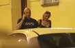 Taxík, kterého Landovi zahlédli před dvěma minutami je nevzal, uběhaný Dan se snaží přivolat jiné. Taxík, kterého Landovi zahlédli před dvěma minutami je nevzal, uběhaný Dan se snaží přivolat jiné.