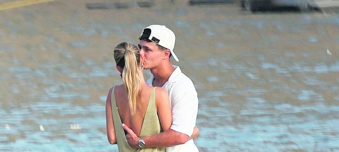 Lando se svou láskou.