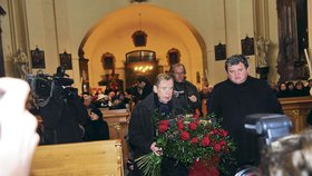 Václav Havel přinesl příteli na poslední cestu rudé růže, ke katafalku ho doprovodil farář Siostrzonek