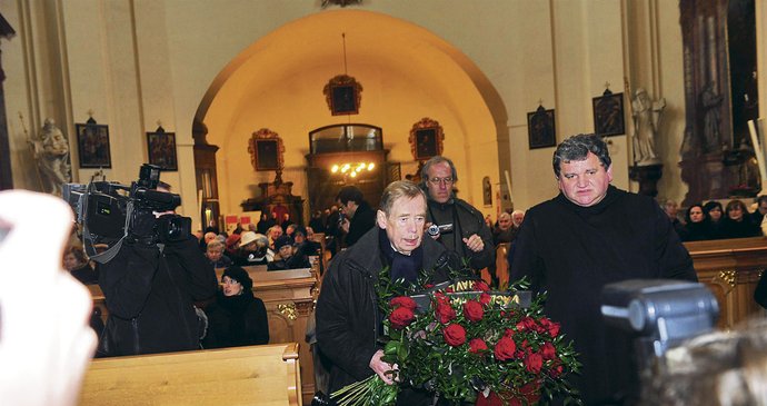 Václav Havel přinesl příteli na poslední cestu rudé růže, ke katafalku ho doprovodil farář Siostrzonek