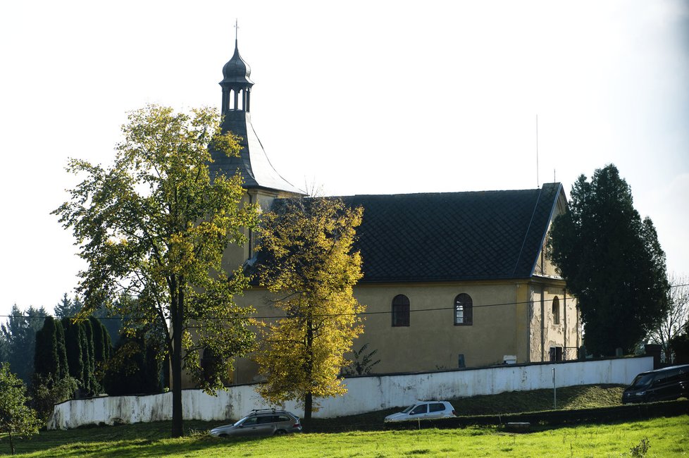 Kostel a hřbitov v obci Leština - Dobrnice u Havlíčkova Brodu.