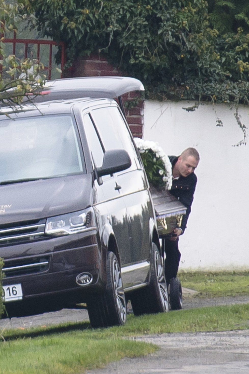 Pohřební služba přivezla rakev s ostatky Landovského.