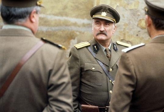 1992: Landovský je nezapomenutelný major z filmu Černí baroni.