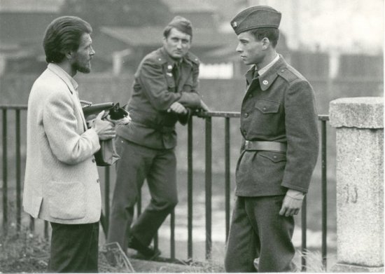 1965: Landovský jako voják (v pozadí) ve filmu Každý mladý muž.