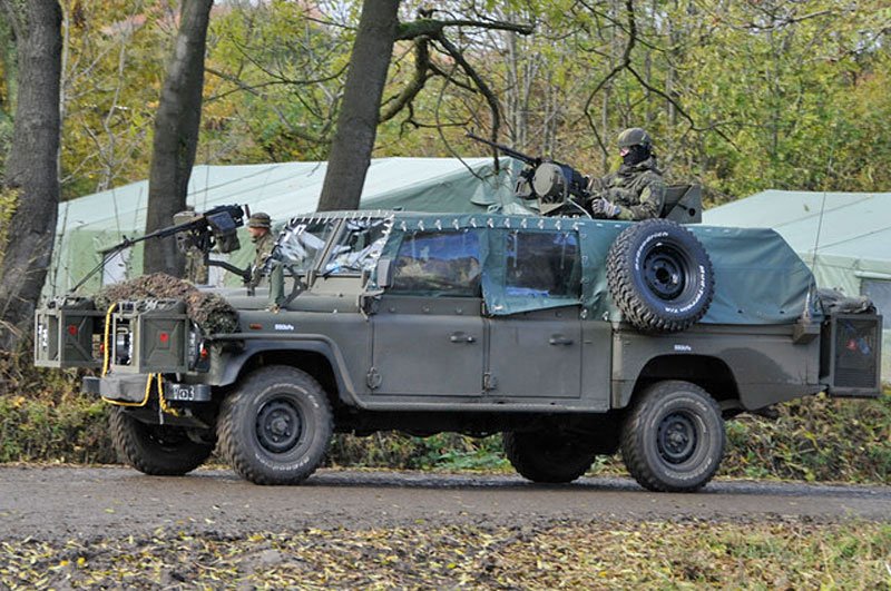 Land Rover Defender 130 Kajman