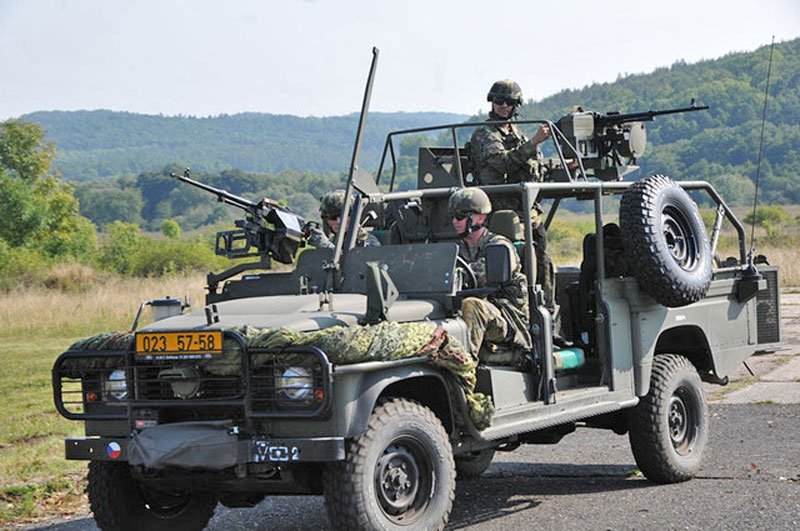 Land Rover Defender 130 Kajman