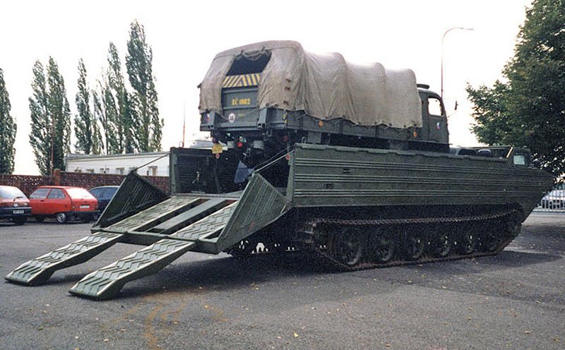 Pásový obojživelný transportér PTS-10