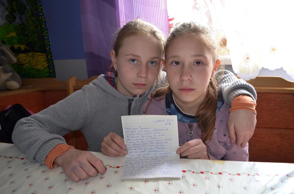 Dopis prezidentu Zemanovi s žádostí o milost pro tátu napsala Klárka (14) s Liduškou (12).