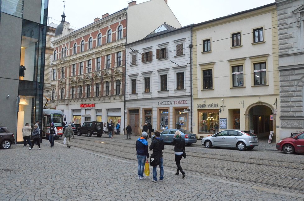 Dům (bílý uprostřed) v centru Olomouce, v němž s rodinou žije Ivan Langer.