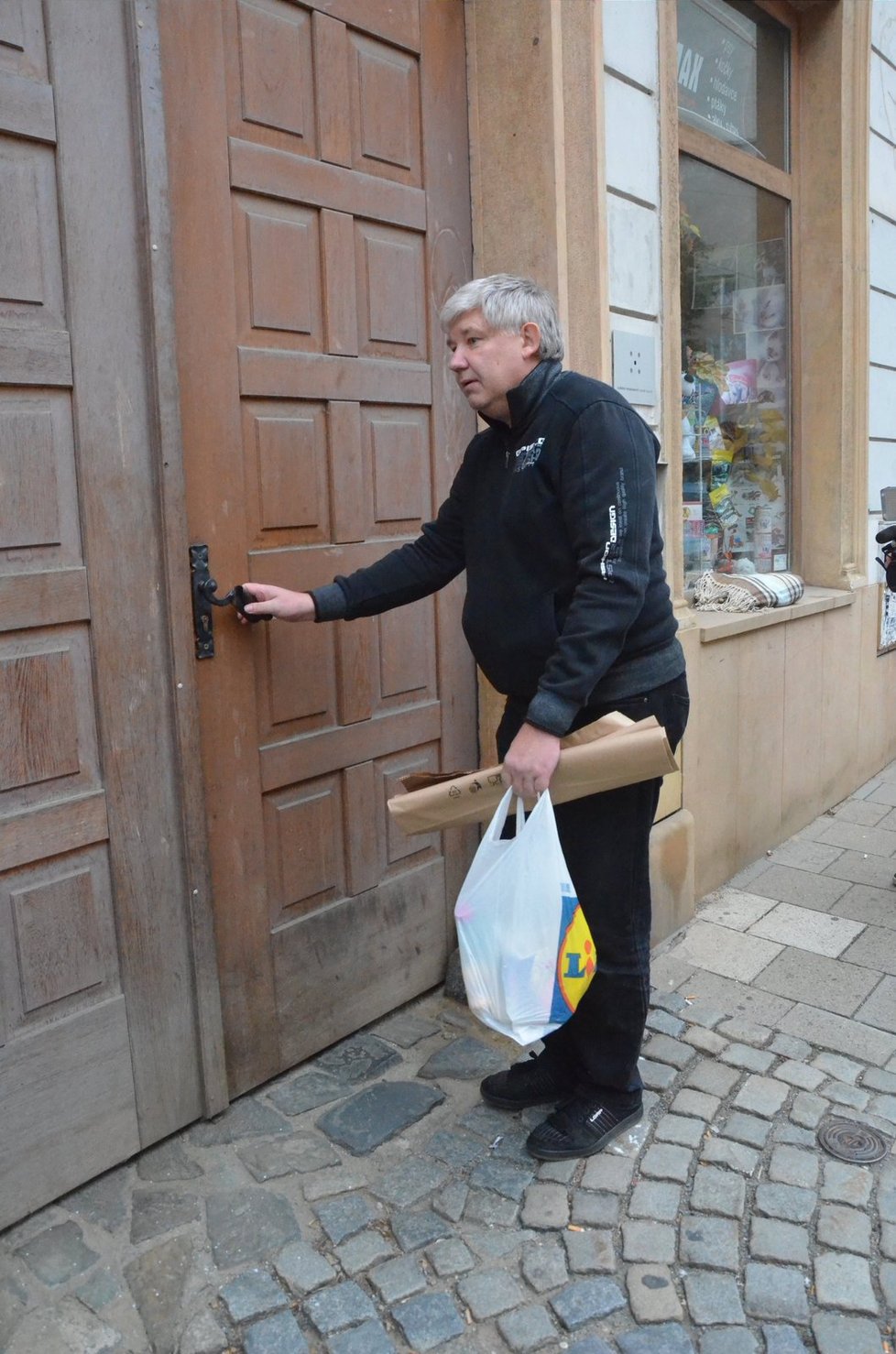 Detektivové ÚOOZ si během prohlídky v domě Ivana Langera v centru Olomouce museli odskočit pro svačinu a pytle, v nichž si hodlali odvézt případně nalezený důkazní materiál.