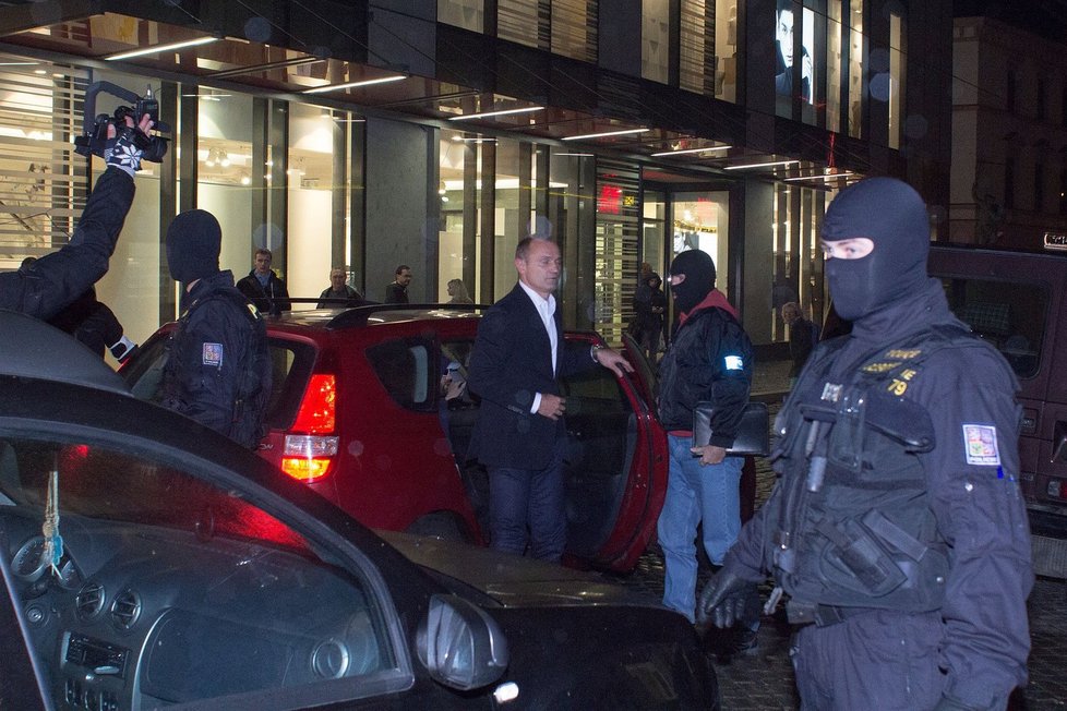 Zadržený Ivan Langer po příjezdu do Olomouce v doprovodu policie