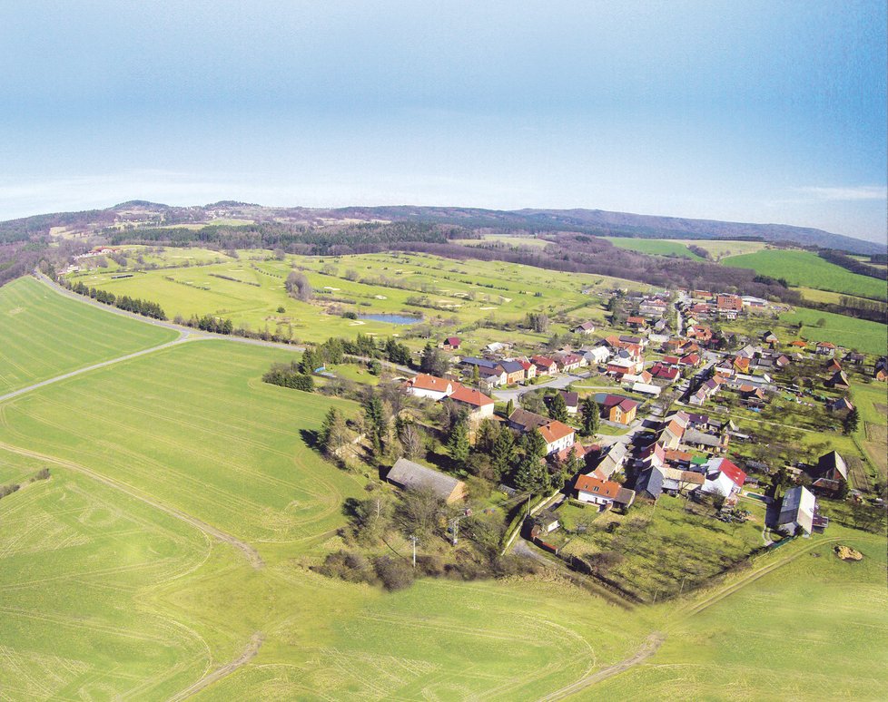 Exministr vnitra Langer postupně ve Vésce skupuje domy a pozemky v okolí sídla své matky. Dohromady už mají přes 10 tisíc m2. V budoucnu na tom určitě vydělají.