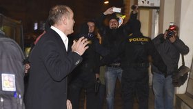 Langer nechtěl kauzu při vstupu do domu nijak komentovat. Dům v té chvíli střežilo šest policistů v kuklách.