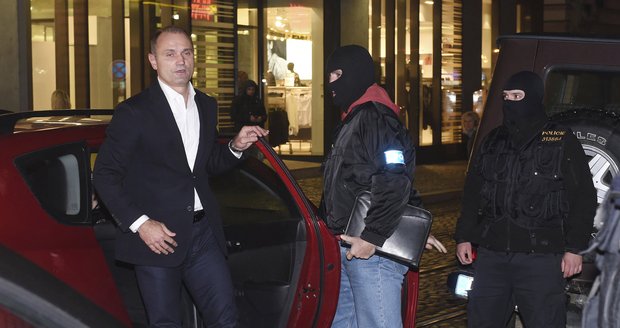 Langera zadrželi kvůli korupci, policisté v kuklách ho odvezli do Olomouce