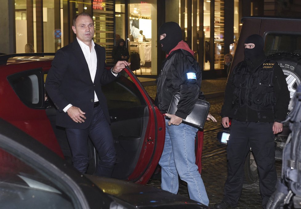 Zadržený Ivan Langer po příjezdu do Olomouce v doprovodu policie