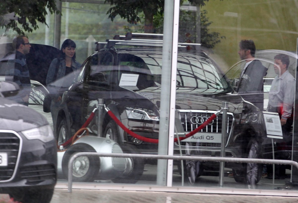 Milenci se spolu vydávají do autosalonu, kde se jim zalíbí luxusní Audi Q5