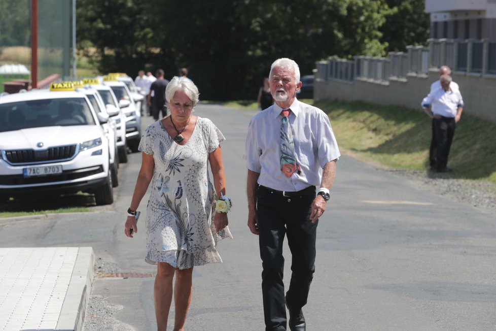 Svatba Gondíkové a Langmajera: Ženichův otec už je v plné parádě.