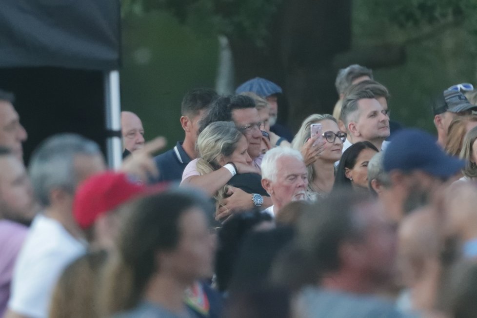 Mejdan a koncert po svatbě Langmajera a Gondíkové